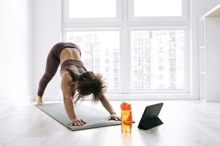 Frau führt Power Yoga Übung aus