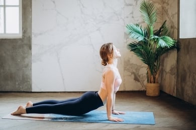 Frau führt eine klassische Yoga Übung aus