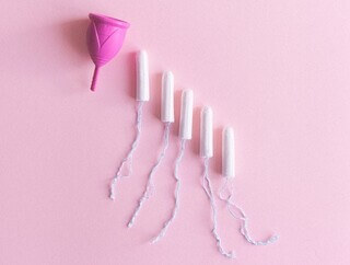 Menstruationstasse im Vergleich zu Tampons