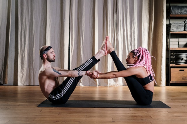 Acro Yoga Übung mit Partner