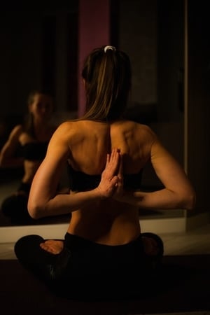 Asana des Bikram Yogas vor dem Spiegel