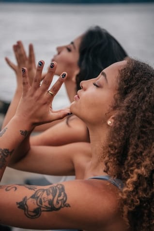 Eine Gruppe von zwei Frauen führen Yoga Übungen aus