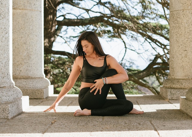 Frau führt Yoga Übung aus